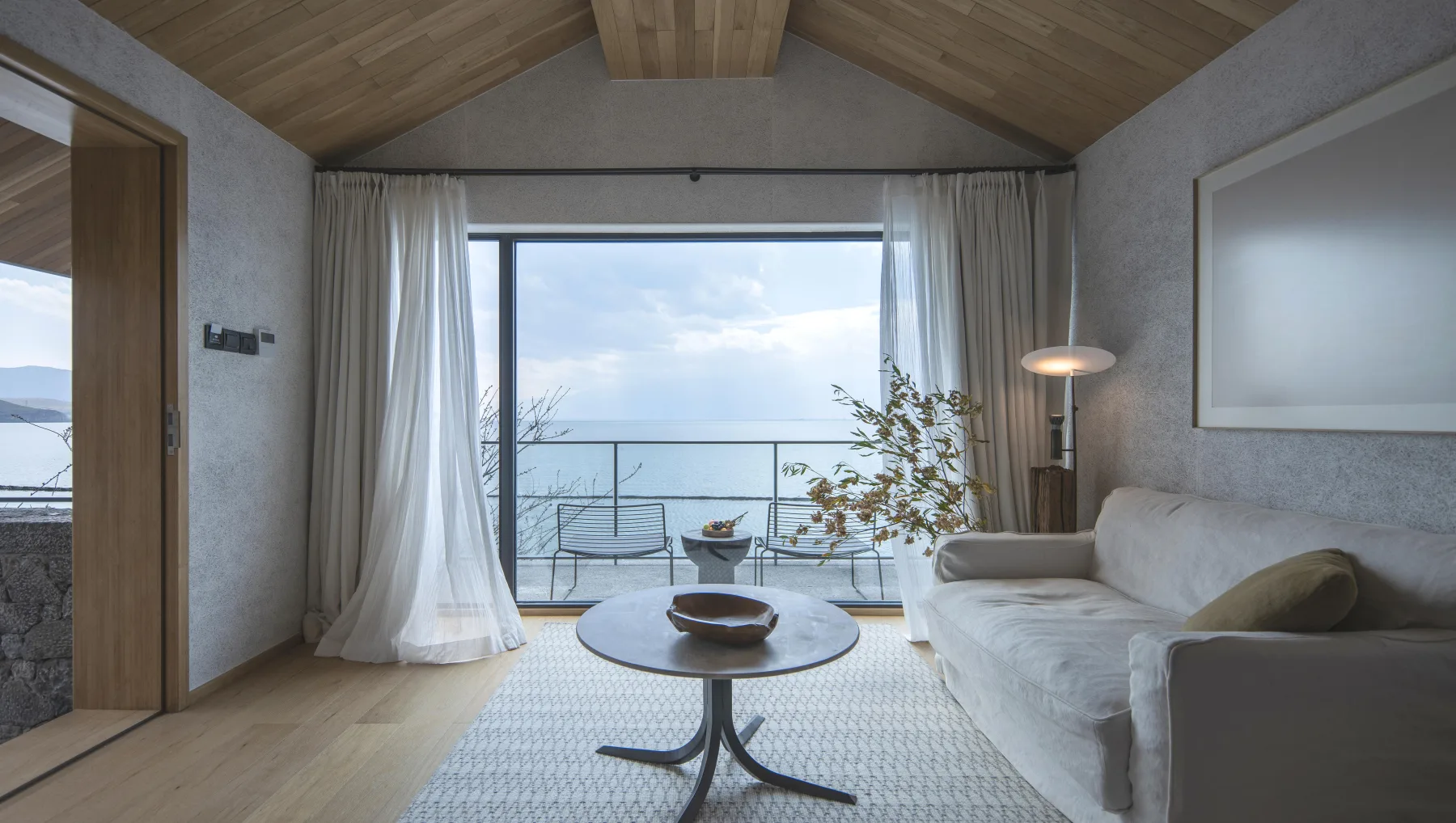 Jingyue lake-view room with a framed view of Erhai Lake