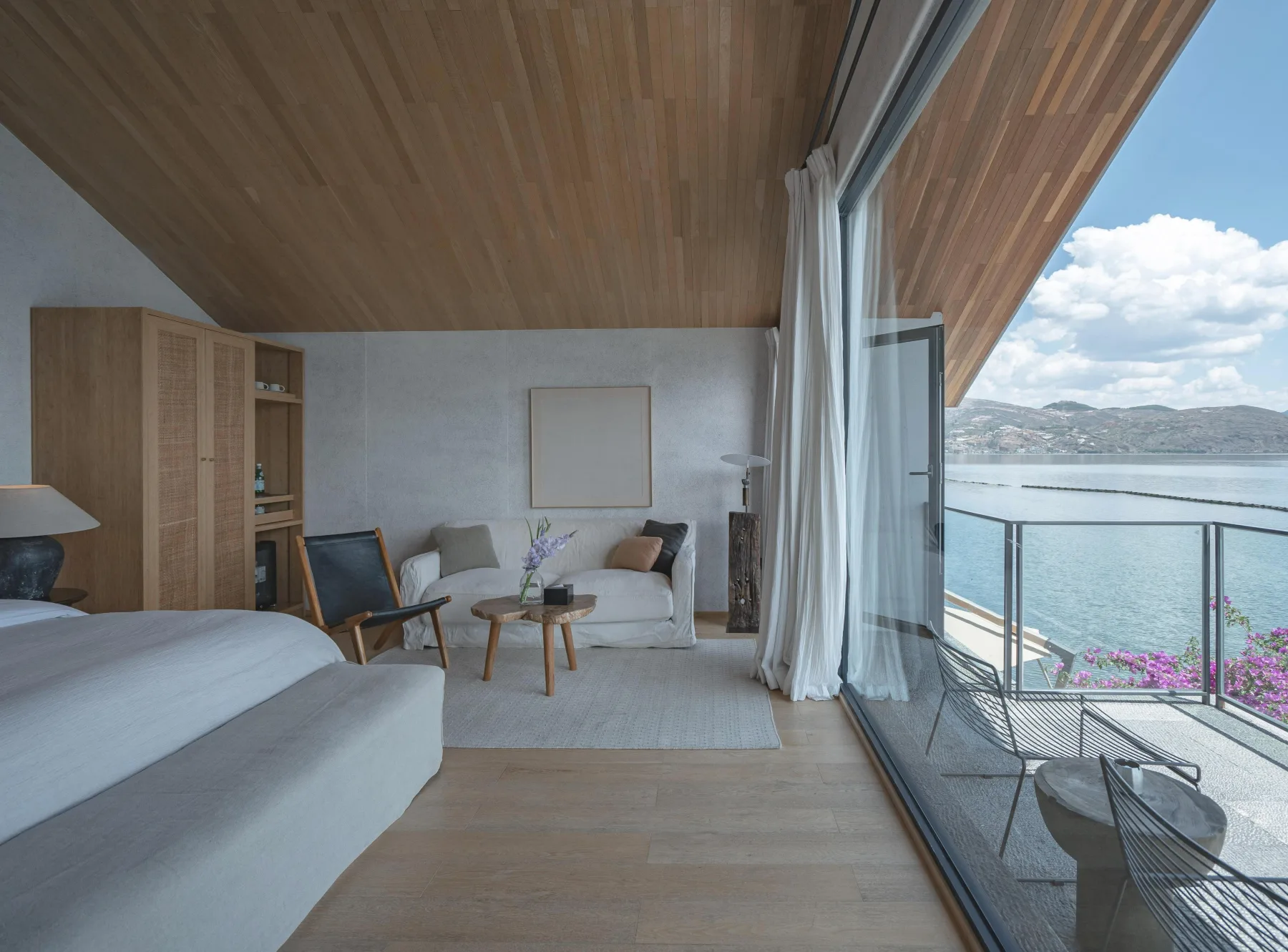 Muxi lake-view room opening onto a terrace over Erhai Lake