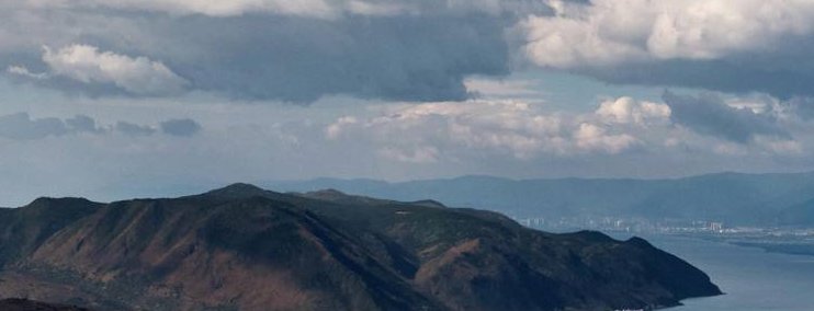 The wide landscape of Erhai Lake and Cangshan