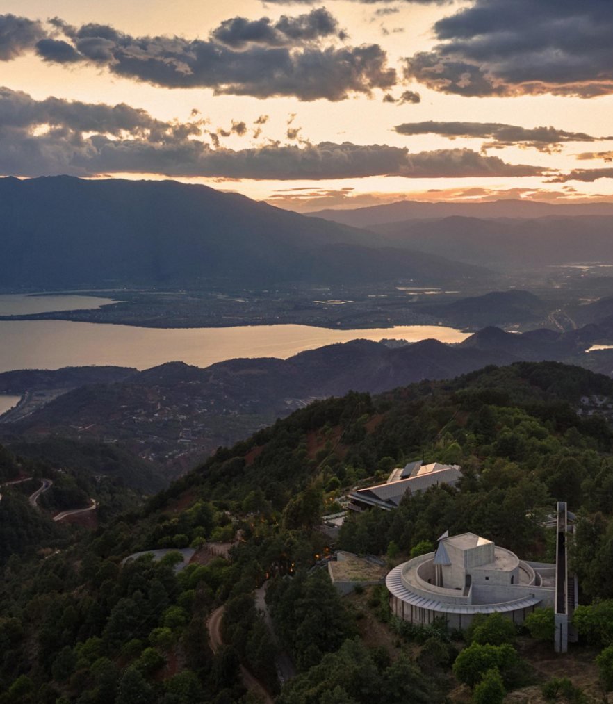 Evening light above Erhai Lake